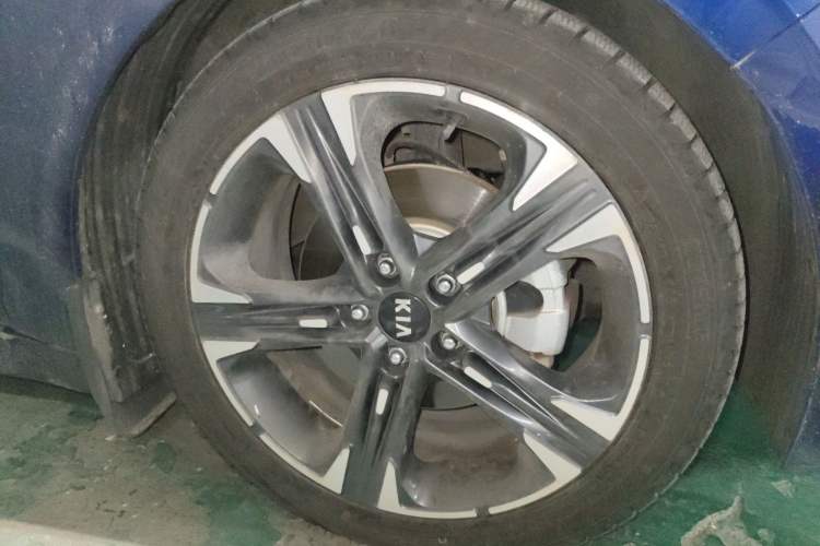 Used Kia K5 2020 270T CVVD Luxury Tech Edition Right Front Wheel Hub
