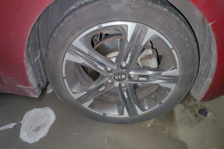 Used Kia K5 2020 270T CVVD Luxury Tech Edition Right Front Wheel Hub