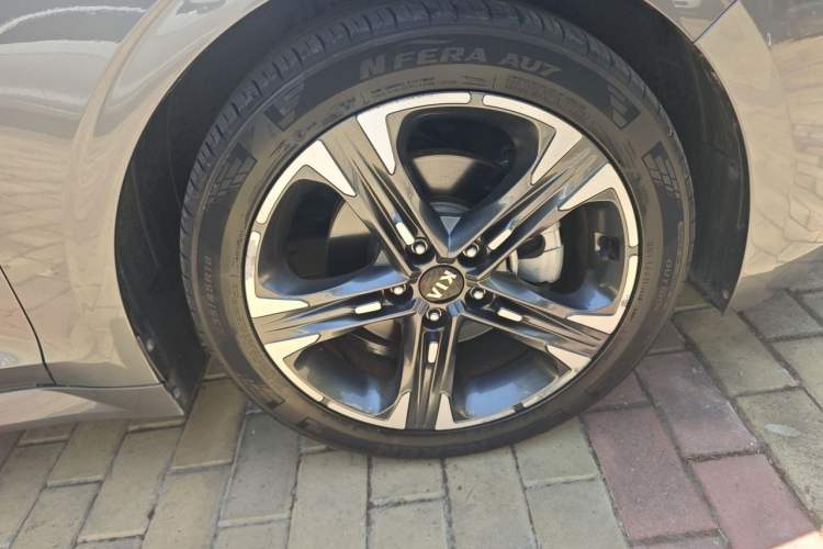 Used Kia K5 2020 270T CVVD Luxury Tech Edition Right Front Wheel Hub