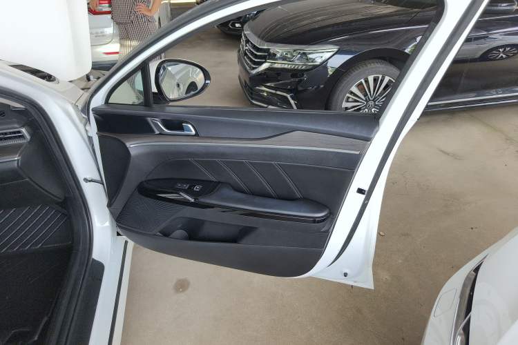 Used Kia K5 2020 270T CVVD Luxury Tech Edition Right Front Door Interior
