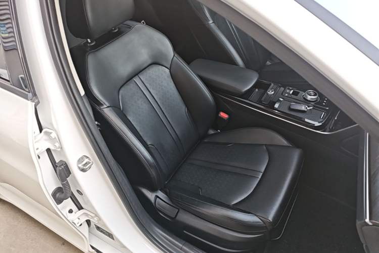 Used Kia K5 2020 270T CVVD Luxury Tech Edition Right Front Seat