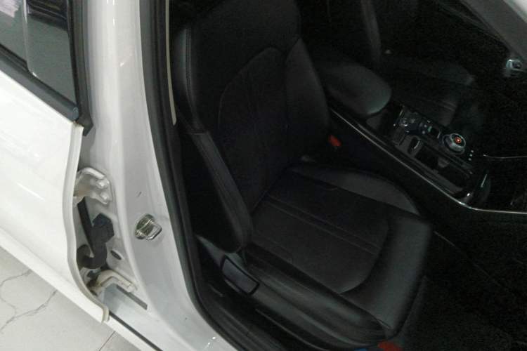 Used Kia K5 2020 270T CVVD Luxury Edition Right Front Seat