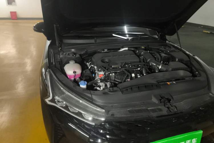 Used Kia K5 2025 2.0T Flagship Edition Engine Bay Right