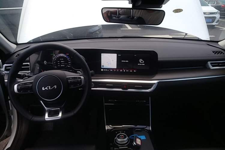 Used Kia K5 2025 1.5T Prestige Edition Center Console