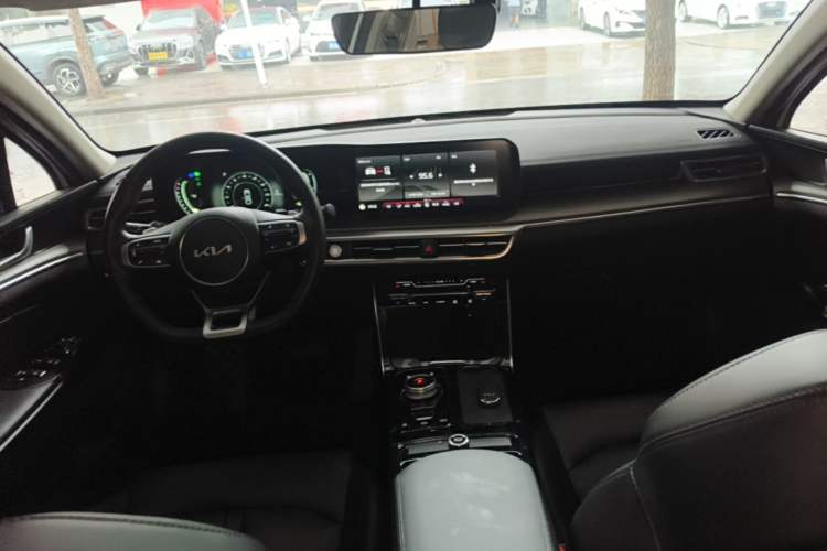 Used Kia K5 2025 1.5T Luxury Edition Center Console