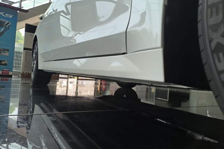 Used Kia K5 2025 1.5T Prestige Edition Right Side Sill