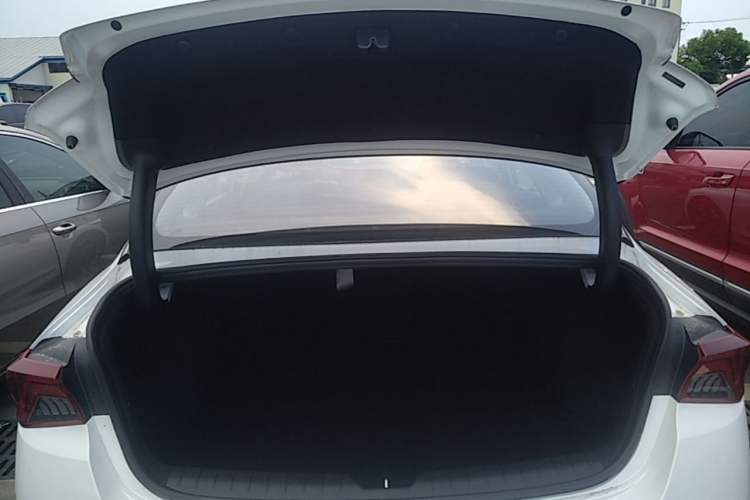 Used Kia K5 2025 1.5T Prestige Edition Trunk