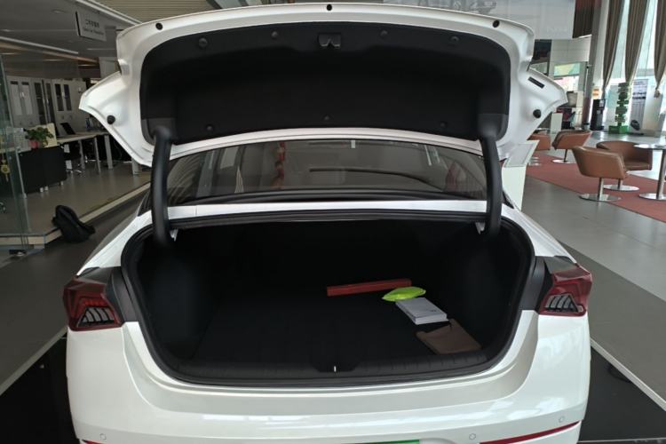 Used Kia K5 2025 1.5T Prestige Edition Trunk