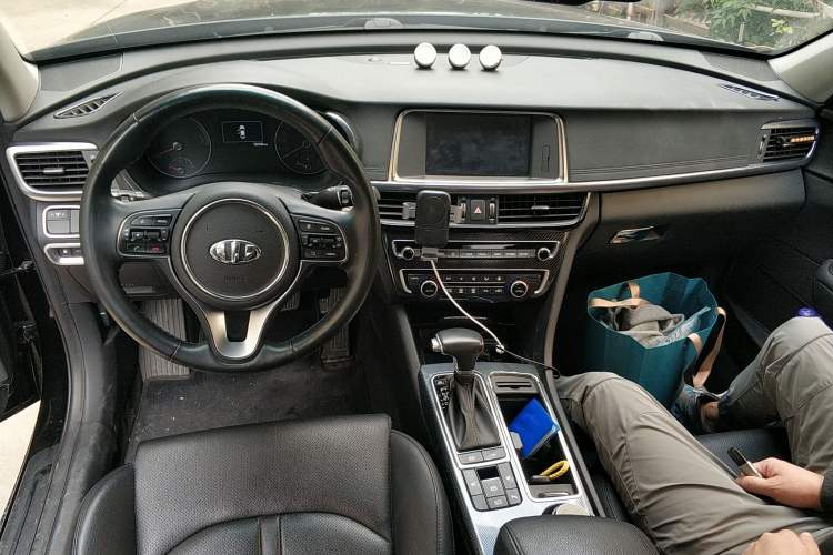 Used Kia K5 New Energy 2018 2.0L ZhiZun Edition Center Console