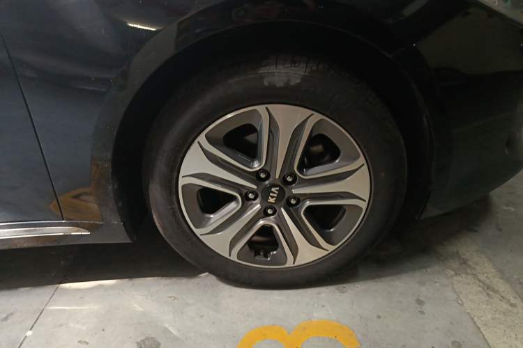 Used Kia K5 New Energy 2018 2.0L ZhiZun Edition Right Front Wheel Hub