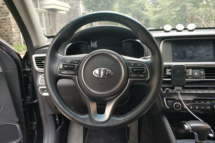 Used Kia K5 New Energy 2018 2.0L ZhiZun Edition Steering Wheel