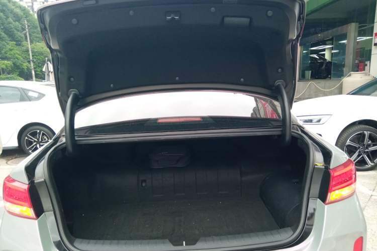 Used Kia K5 New Energy 2018 2.0L ZhiZun Edition Trunk