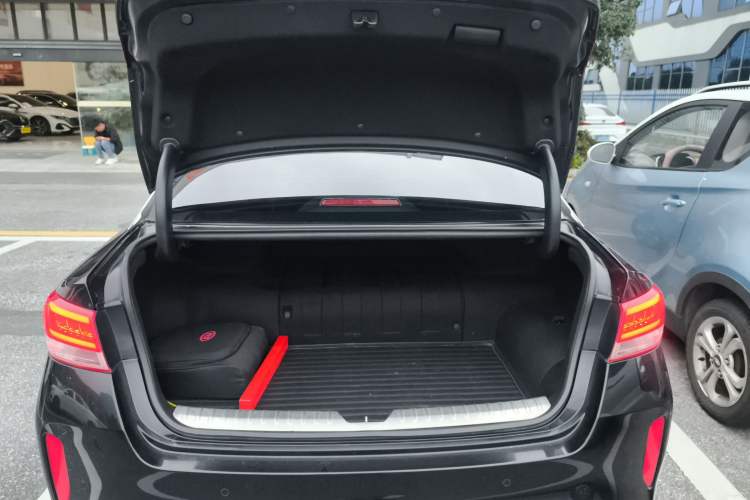 Used Kia K5 New Energy 2018 2.0L ZhiZun Edition Trunk