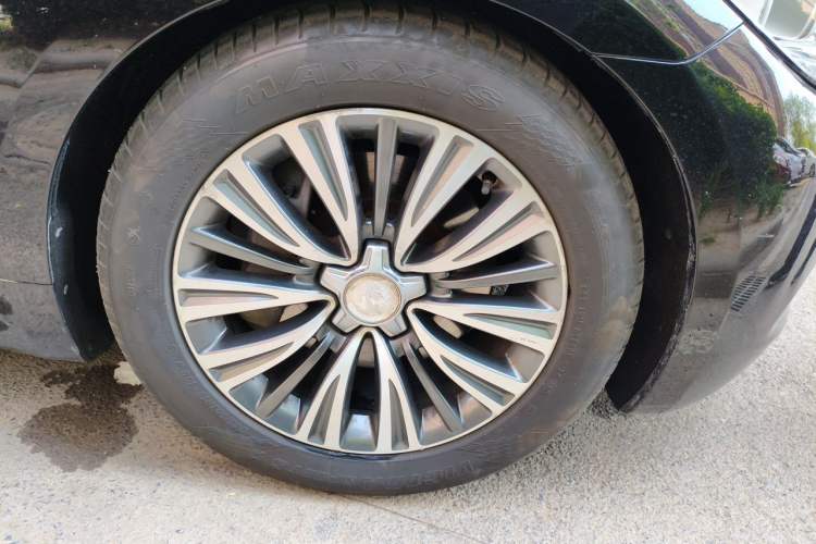 Used Kia K9 2015 3.8L Luxury Edition Right Front Wheel Hub