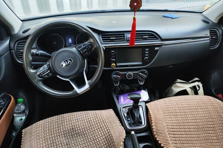 Used Kia KX Cross 2017 1.4L AT GLS Center Console