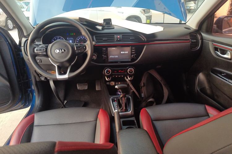 Used Kia KX Cross 2017 1.4L AT GLS Center Console