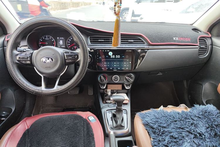 Used Kia KX Cross 2017 1.4L AT GLS Center Console
