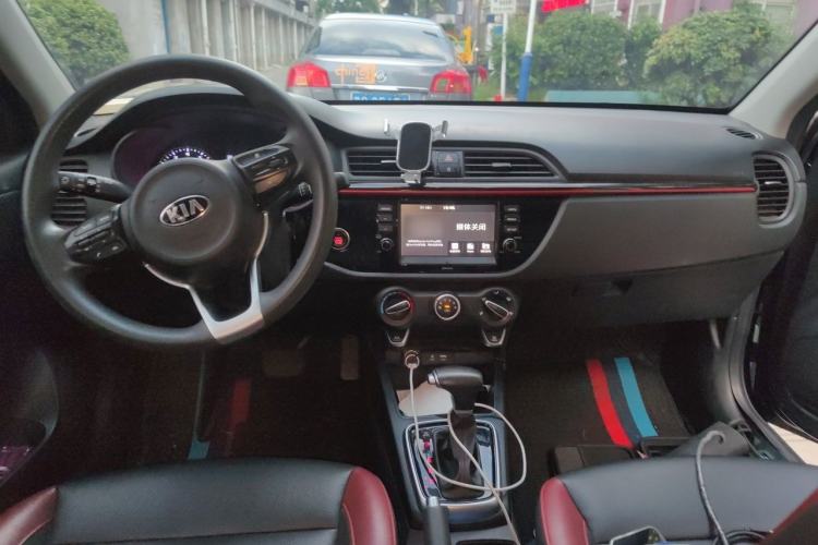 Used Kia KX Cross 2017 1.4L AT GLS Center Console