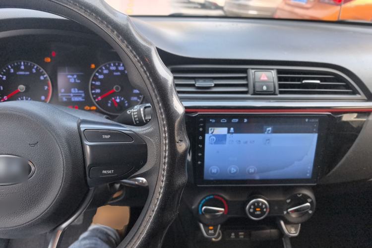 Used Kia KX Cross 2017 1.4L MT GLS Center Console