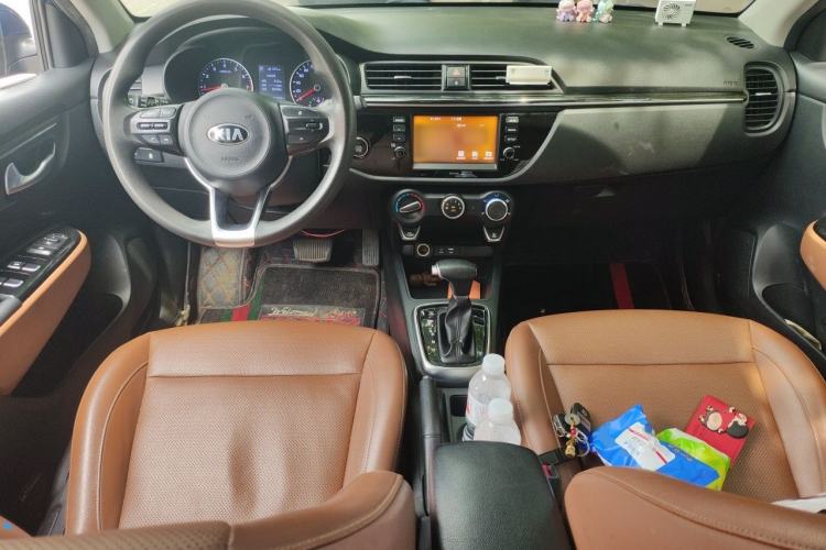 Used Kia KX Cross 2017 1.4L AT GLS Center Console
