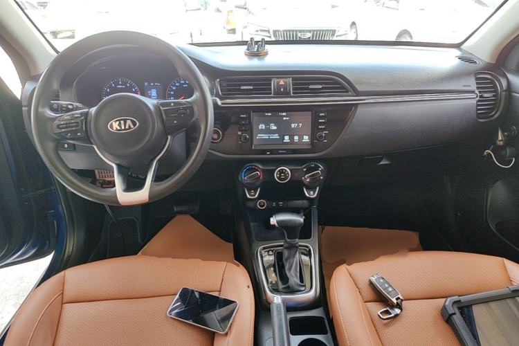 Used Kia KX Cross 2017 1.4L AT GLS Center Console