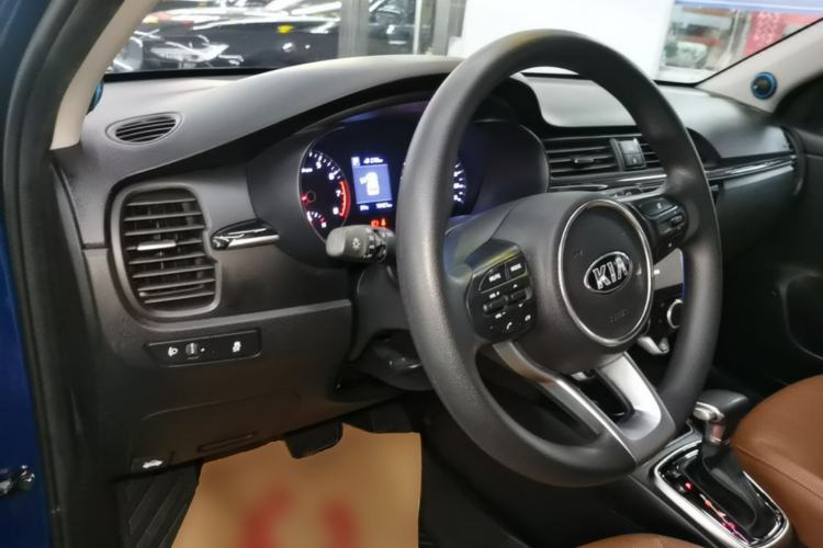 Used Kia KX Cross 2017 1.4L AT GLS Center Console
