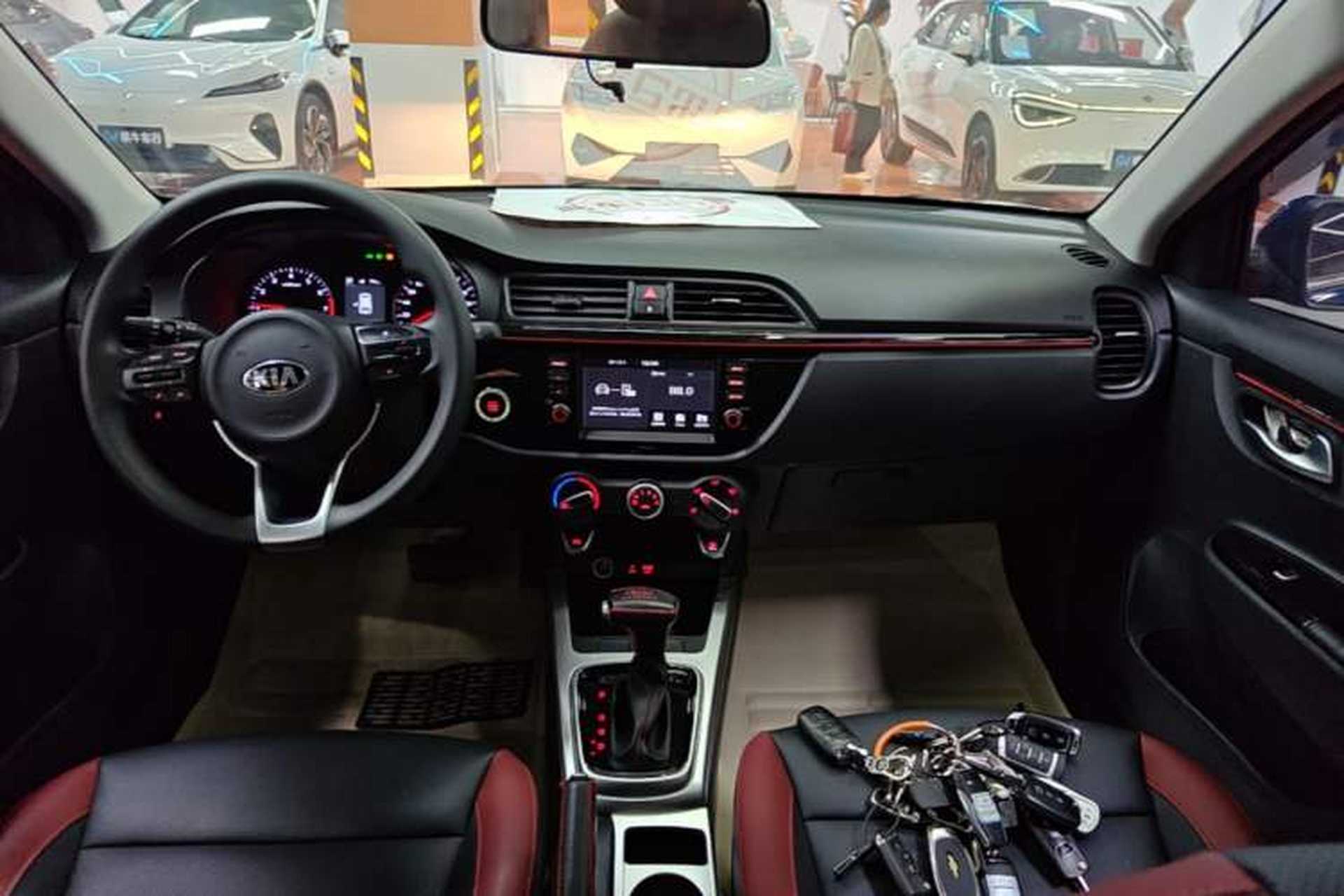 Used Kia KX Cross 2017 1.4L AT GLS Center Console