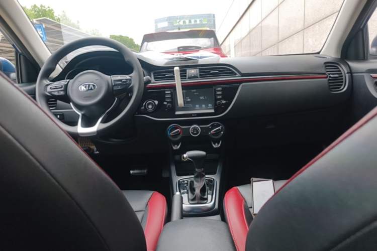 Used Kia KX Cross 2017 1.4L AT GLS Center Console