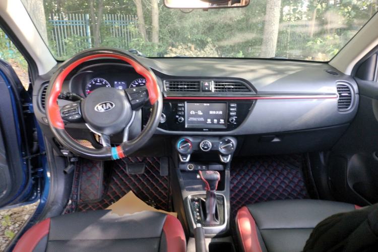 Used Kia KX Cross 2017 1.4L AT GLS Center Console
