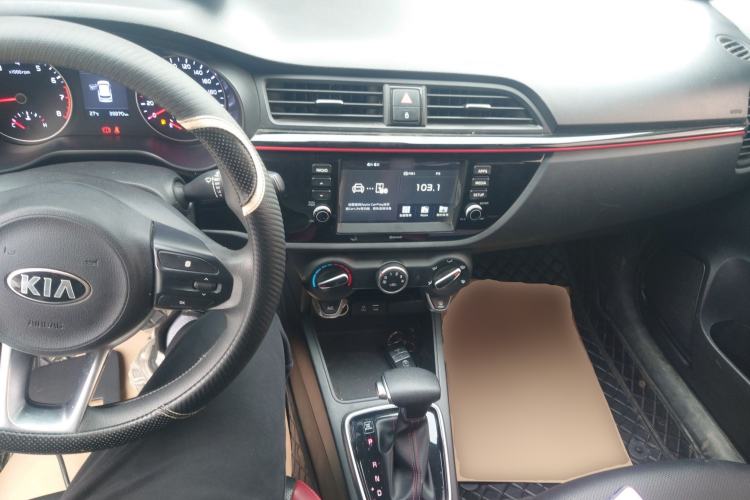 Used Kia KX Cross 2017 1.4L AT GLS Center Console