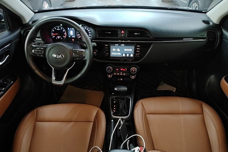 Used Kia KX Cross 2017 1.4L AT GLS Center Console