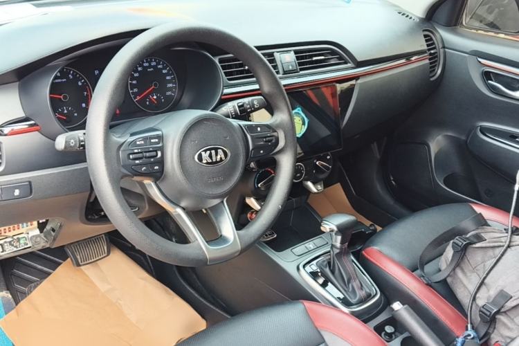 Used Kia KX Cross 2017 1.4L AT GLS Center Console