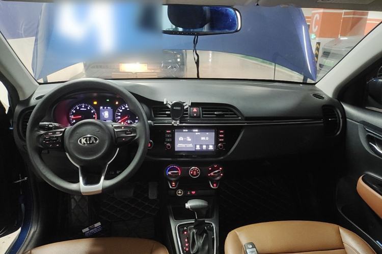 Used Kia KX Cross 2017 1.4L AT GLS Center Console