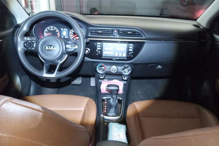 Used Kia KX Cross 2017 1.4L AT GLS Center Console