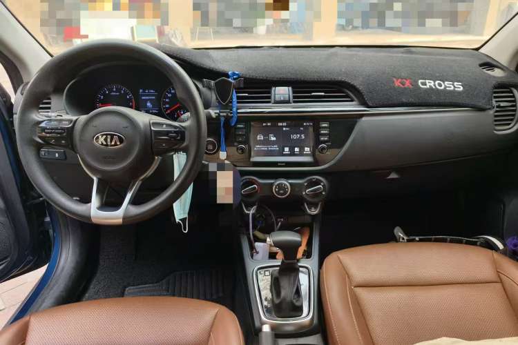 Used Kia KX Cross 2017 1.4L AT GLS Center Console