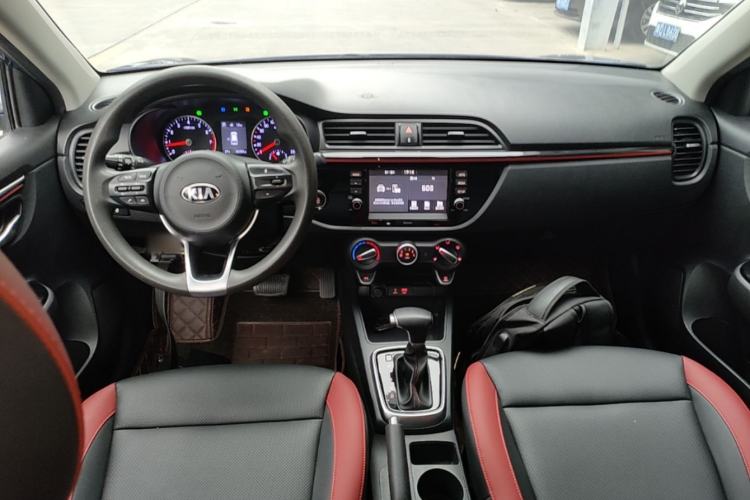 Used Kia KX Cross 2017 1.4L AT GLS Center Console