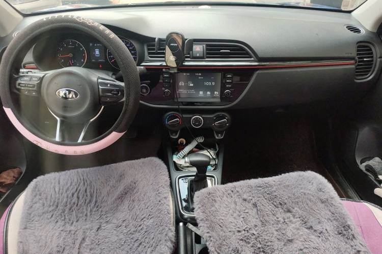 Used Kia KX Cross 2017 1.4L AT GLS Center Console