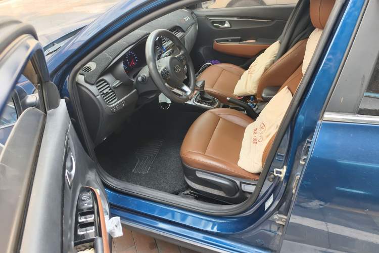 Used Kia KX Cross 2017 1.4L AT GLS Driver Seat
