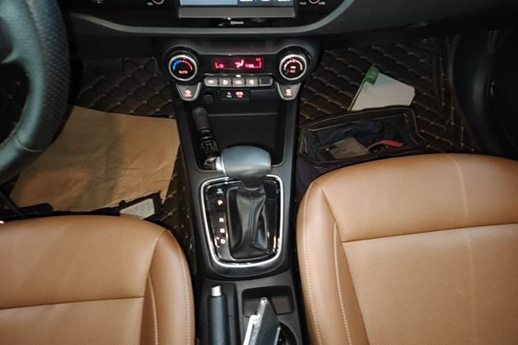 Used Kia KX Cross 2017 1.4L AT GLS Gear Lever