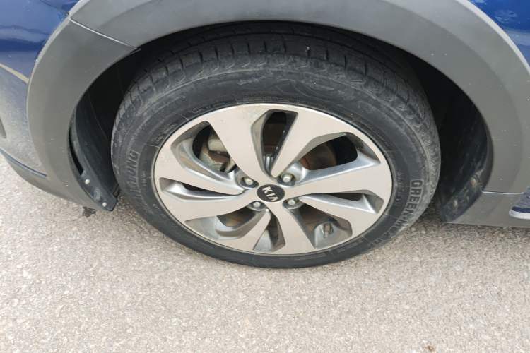 Used Kia KX Cross 2017 1.4L AT GLS Left Front Wheel Hub