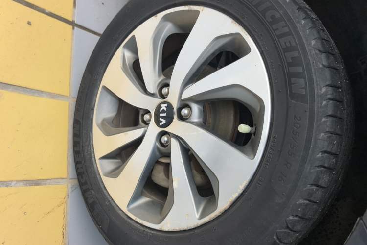 Used Kia KX Cross 2017 1.4L MT GLS Left Front Wheel Hub