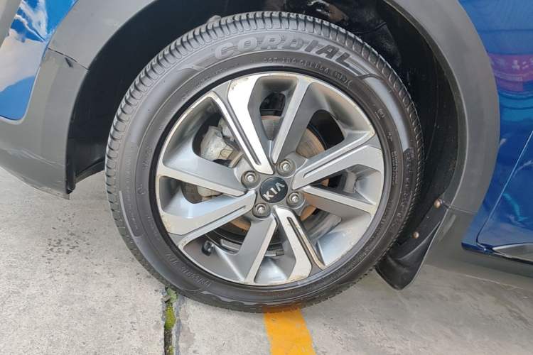 Used Kia KX Cross 2017 1.4L AT GLS Left Front Wheel Hub