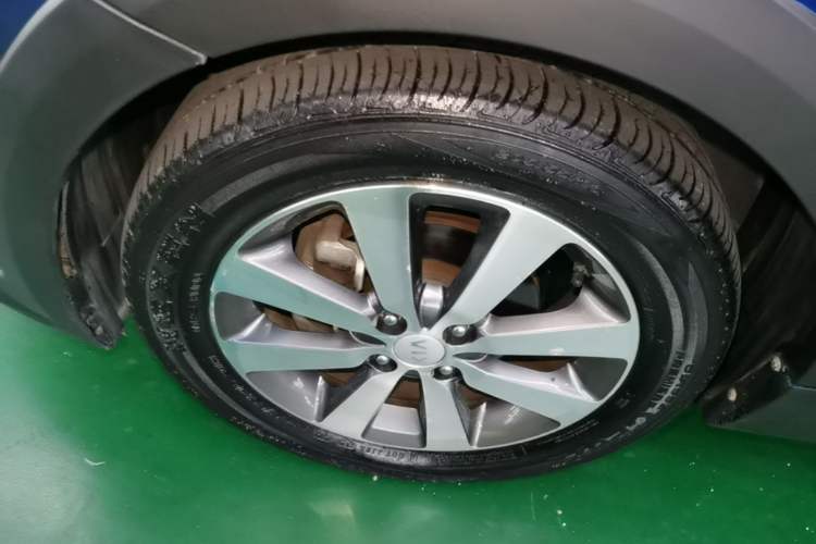 Used Kia KX Cross 2017 1.4L AT GLS Left Front Wheel Hub