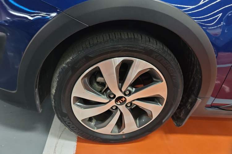 Used Kia KX Cross 2017 1.4L AT GLS Left Front Wheel Hub