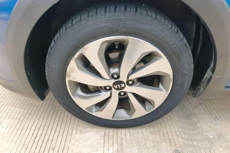 Used Kia KX Cross 2017 1.4L AT GLS Left Front Wheel Hub