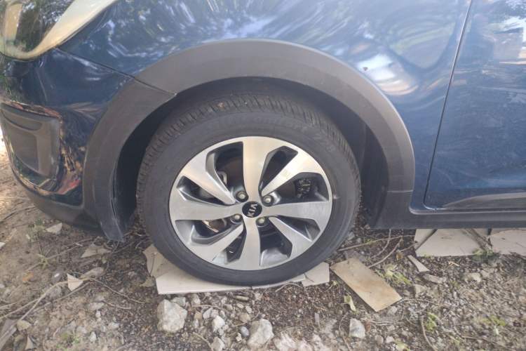 Used Kia KX Cross 2017 1.4L AT GLS Left Front Wheel Hub