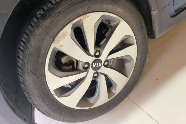 Used Kia KX Cross 2017 1.4L AT GLS Left Front Wheel Hub