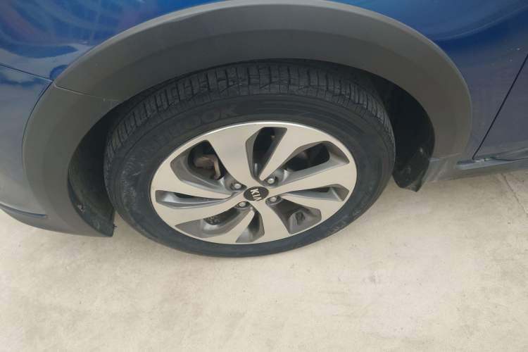 Used Kia KX Cross 2017 1.4L AT GLS Left Front Wheel Hub