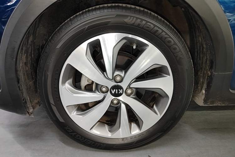Used Kia KX Cross 2017 1.4L AT GLS Left Front Wheel Hub
