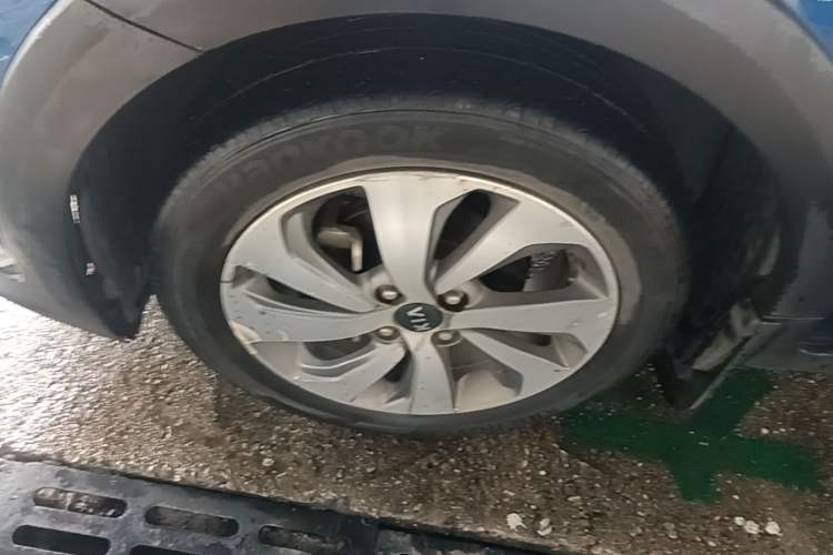 Used Kia KX Cross 2017 1.4L AT GLS Left Front Wheel Hub